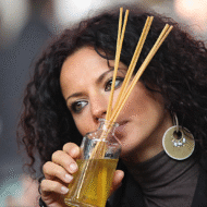 Käes on küünalde põletamise, kodusoojuse ja hubaste hõngude nautimise aeg. Ostukeskuste riiulid on lookas lõhnaküünaldest, parfüümidest ja kodulõhnastajatest jms. lõhnadest tiinetest toodetest. Tuletan meelde, et lõhnastatud tooted, mille etiketil seisab sõna “fragnance” või “parfume” võivad endas peita kümneid või isegi sadu mürgiseid kemikaale (s.h. ftalaate), mille nimekirja tootjad ei pea puudulike regulatsioonide tõttu detailselt avaldama. […]